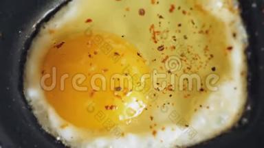 用一个鸡蛋在<strong>小锅</strong>里煮一个煎蛋